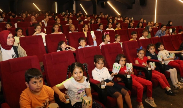 Şanlıurfa'da öğrenciler "Mavi Bisiklet"i izledi