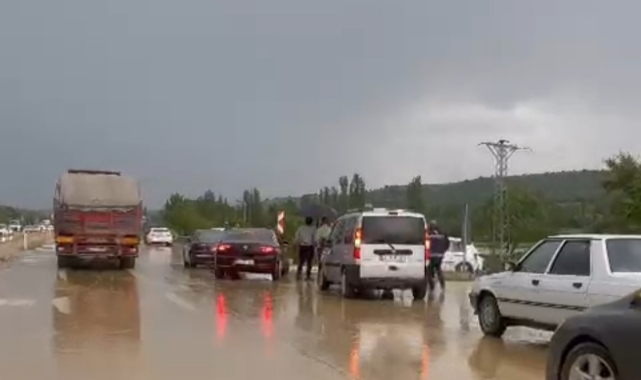 Sel suları sürücülere zor anlar yaşattı