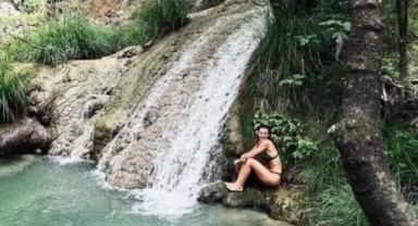 Şelalede serinlediler