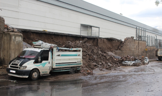 Selde fabrikanın duvarı yıkıldı! 4 araç hurdaya döndü