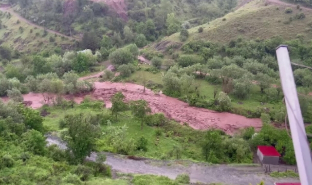 Selde mahsur kalan 9 kişiyi ekipler kurtardı