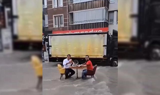 Seli umursamadılar, cadde ortasında masa kurdular