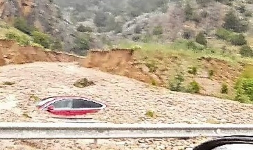 Selin getirdiği çamur, aracı yuttu