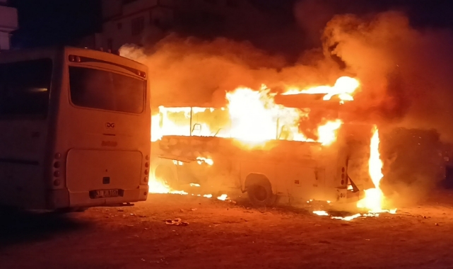 Servis midibüsünde çıkan yangın kamyona sıçradı