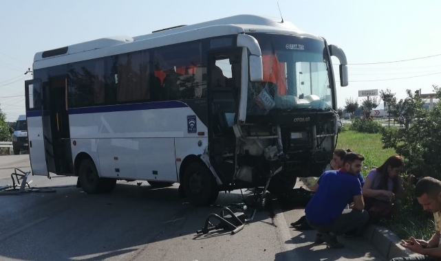 Servis otobüsüyle traktör çarpıştı: 6 yaralı