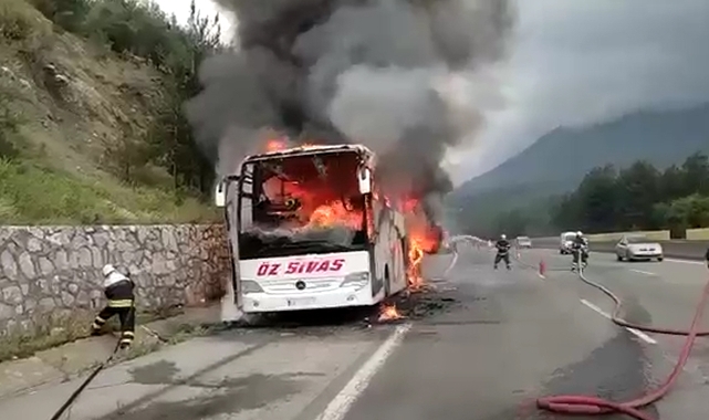 Seyir halinde alev alan yolcu otobüsü yandı