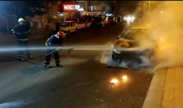 Seyir halindeki araç alev aldı