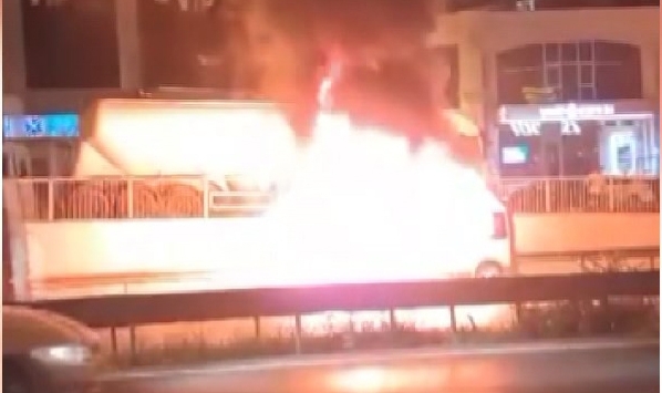Seyir halindeki minibüs alev topuna döndü