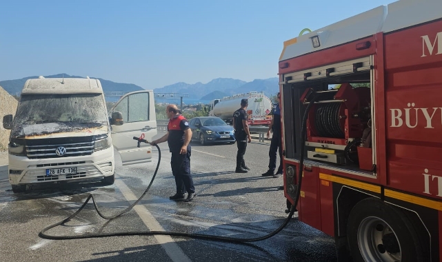Seyir halindeki minibüs yandı