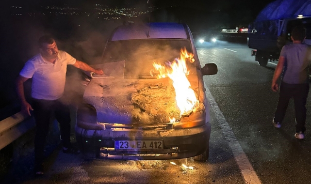 Seyir halindeki otomobil alev aldı