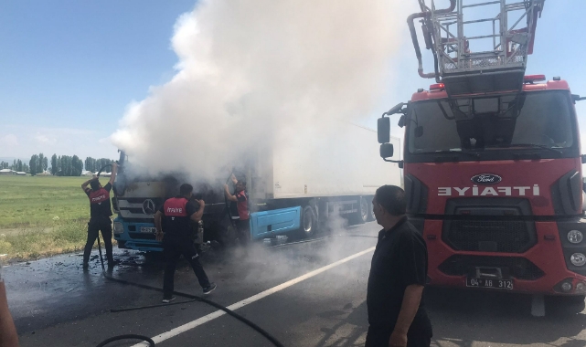 Seyir halindeki TIR alev alev yandı