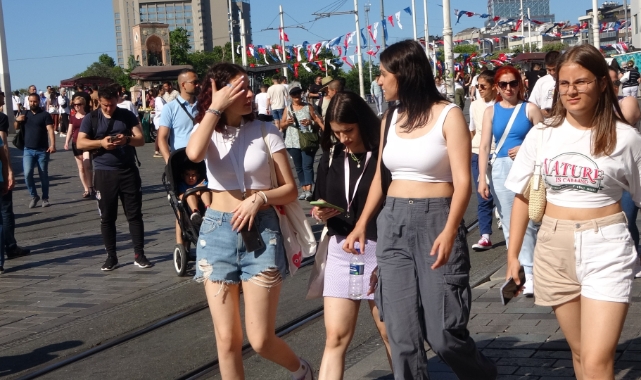 Sıcaktan bunalan vatandaşlar şemsiye ile gezdi