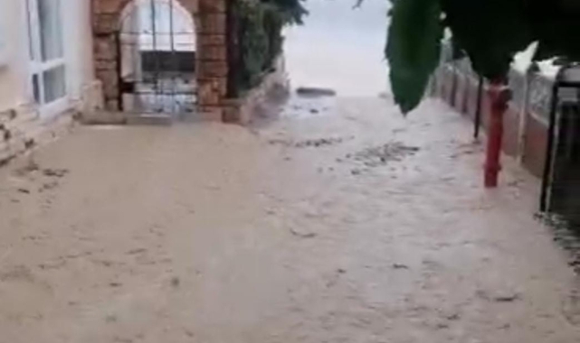 Silivri'de sağanak yağış! Yollar nehre döndü 