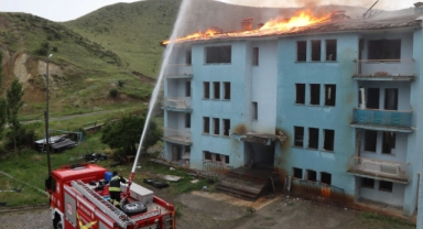 Şimşek çaktı, çatı alev alev yandı