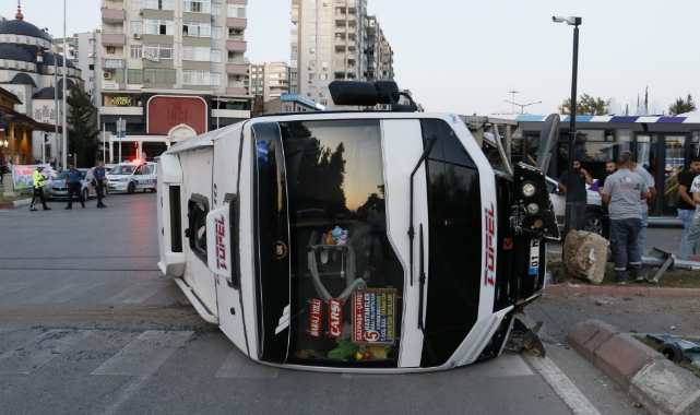 Sinyalizasyon direğine çarpan yolcu minibüsü devrildi