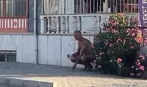 Sokakta çıplak koşan şahsı polis gözaltına alındı