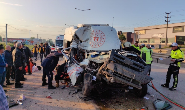Sporcuları taşıyan minibüs hafriyat kamyonuna çarptı: 1 ölü, 16 yaralı
