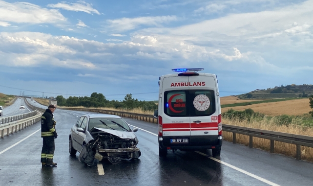 Su birikintisine kapılan araç bariyerlere çarptı