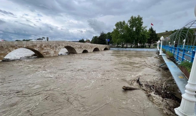 Suyun debisi yükseldi, tarihi köprü trafiğe kapatıldı