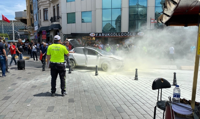 Taksim Meydanı'nda seyir halindeki araç bir anda alev aldı