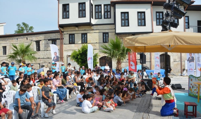 Tarihi St. Paul Meydanında tiyatro gösterimi