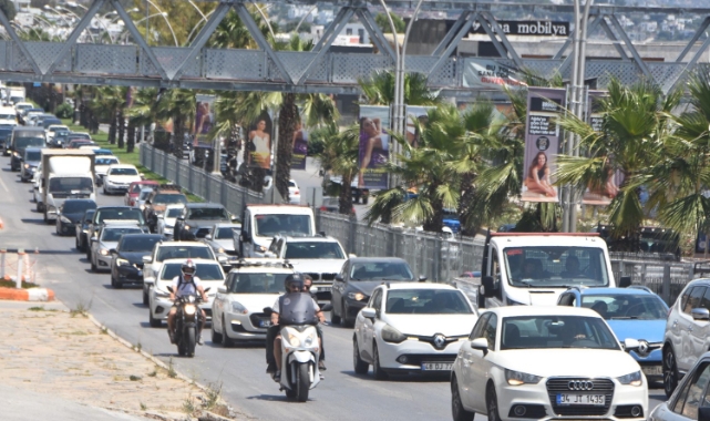 Tatilci akını başladı! Trafik durma noktasına geldi