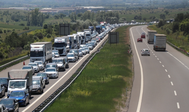 Tatilciler akın etti, araç kuyruğu oluştu