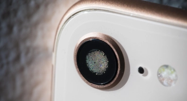 Telefonların arkasındaki siyah nokta ne işe yarıyor?