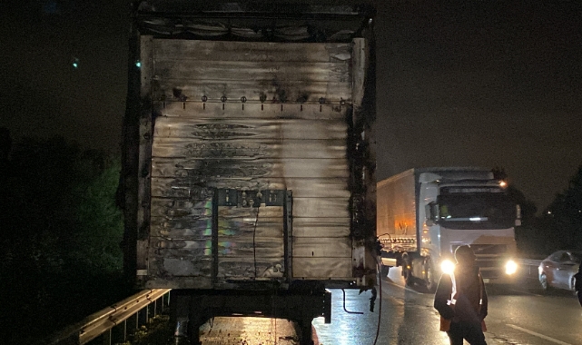 TEM’de alev topuna dönen tır trafiği durdurdu