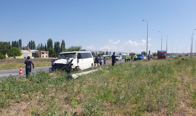 Ticari araç ile kamyon çarpıştı: 1 ölü, 14 yaralı