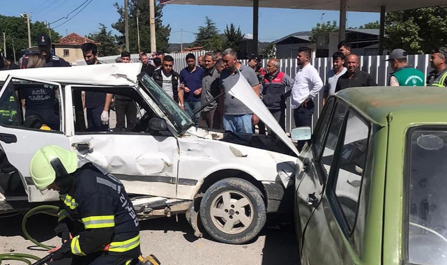 TIR ile çarpışan otomobildeki yaşlı çifti ölüm ayırdı