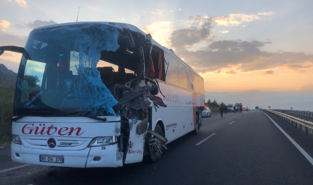 TIR ile otobüs kafa kafaya çarpıştı: 2 ölü, 20 yaralı