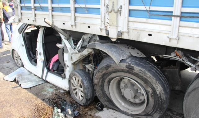 TIR'ın altına giren otomobildeki anne ve kızı ağır yaralandı