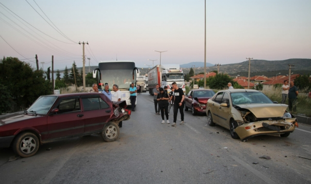 TIR'ın lastiği patladı, 5 araç birbirine girdi