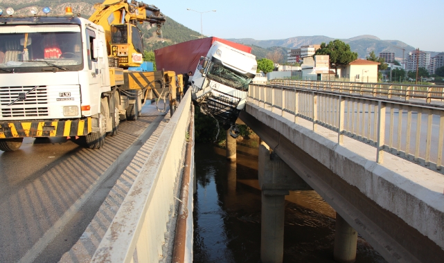 TIR'ın nehre uçmasını korkuluklar önledi