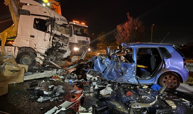 TIR otomobilin üzerine devrildi: 1 ölü 4 yaralı