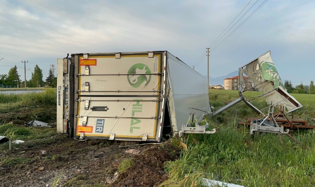 TIR şarampole uçtu, sürücü yaralandı.