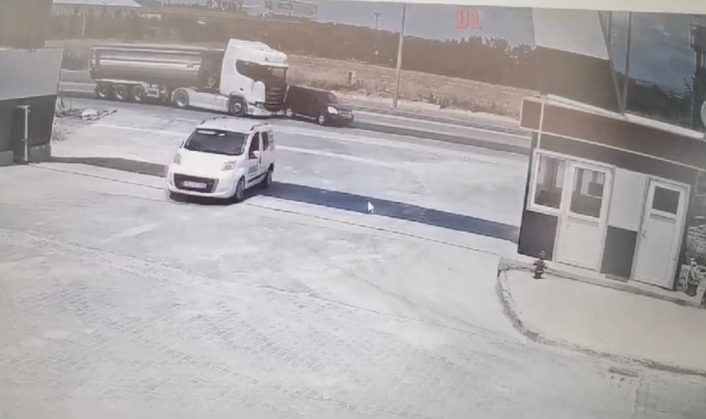 TIR, şerit değiştiren otomobile çarpıp devrildi