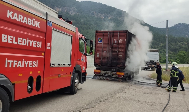 TIR seyir halindeyken alev alev yandı