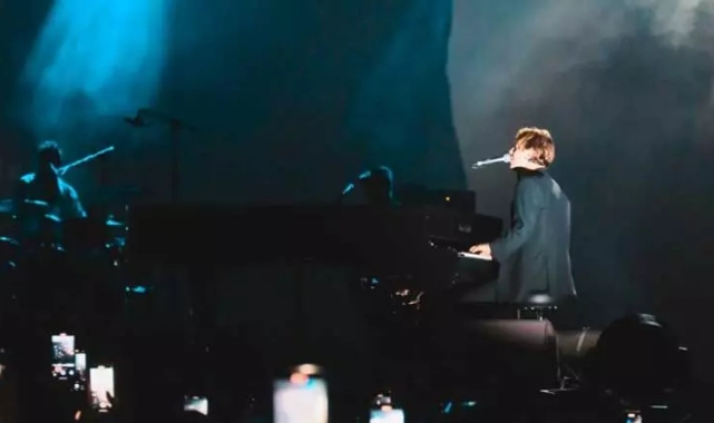 Tom Odell hayranlarıyla İstanbul'da buluştu
