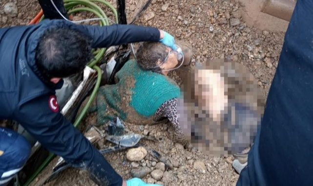 Toprak altında kalan araçta can pazarı yaşandı