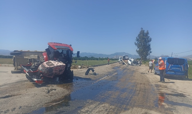 Traktör ve otomobil çarpıştı: 3 yaralı