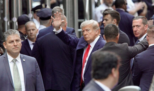 Trump tutuksuz yargılanmak üzere serbest bırakıldı