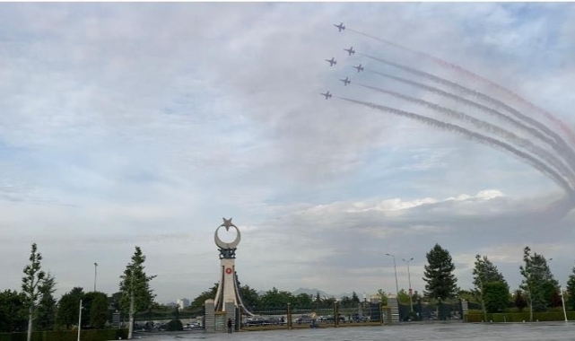 Türk Yıldızları'ndan Ankara üzerinde gösteri uçuşu