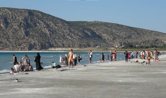 Turkuaz rengi halk plajı doldu taştı