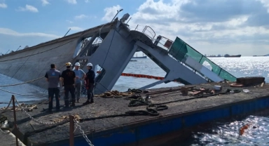 Tuzla'da vinç geminin üzerine devrildi