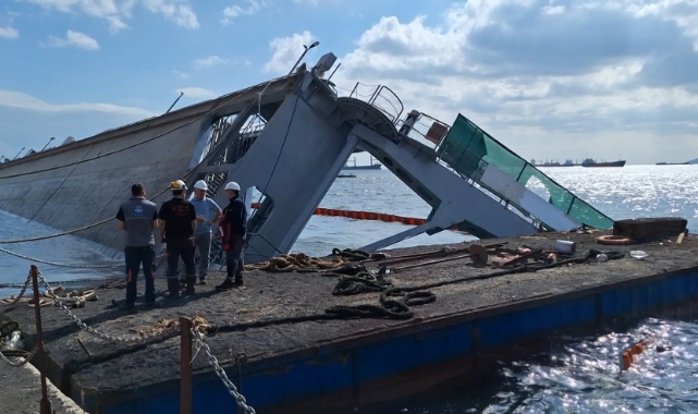 Tuzla'da vinç geminin üzerine devrildi