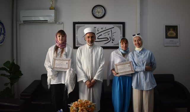 Ukrayna uyruklu anne ve kızı Müslüman oldu