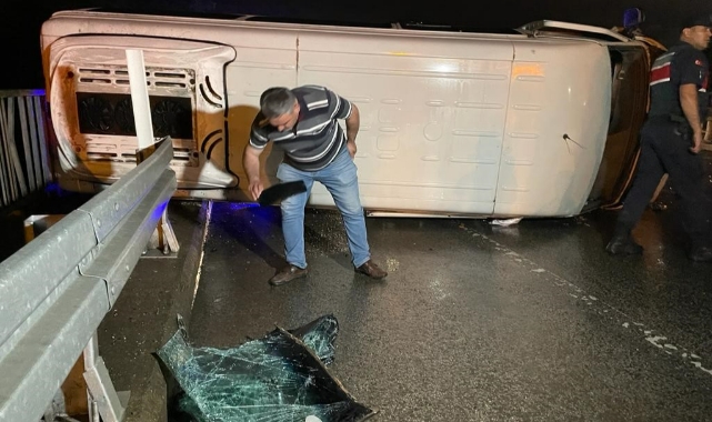 Virajı alamayan yolcu minibüsü devrildi