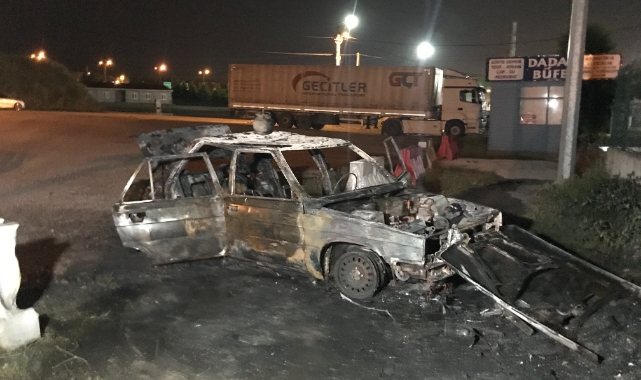 Yanan otomobili bırakıp kaçtı